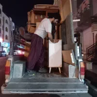 کارگر وسایل خانه تخلیه بار
