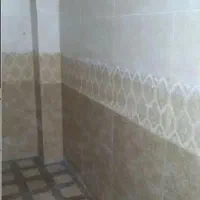کاشی کاری کف دیوار بین کابینت تعمیرات حمام وسرویس