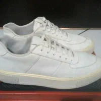 یک جفت کفش اسپرت  و دو جفت کتانی