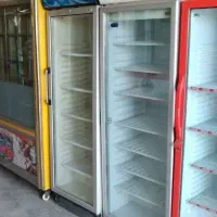 فروشنده و خریدار یخچال مغازه