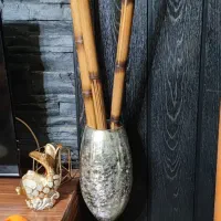 گلدان بلند همراه چوب بامبو و ساعت ایستاده