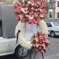 ارائه تاج گل گرد و درباری سفید و رنگی