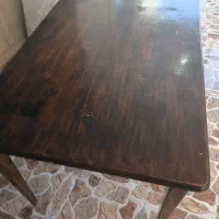 یک عدد میز تمام چوبی