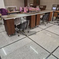 یک  عدد میز دو نفره ی ناخن کاری