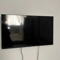 تلوزیون جی پلاس با پایه نصب دیوار و گلس محافظ