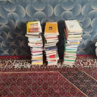 تعدادی جلد کتاب نو به فروش میرسد