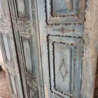یک در قدیمی چوب گردو و وسایل قدیمی همه روی هم