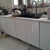 یک ردیف کابینت هایگلاس سفید مناسب برای زیر سینک