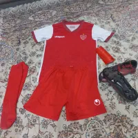 لباس و کفش کتونی فوتبال اورجینال پرسپولیس سالم نو