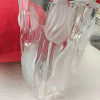 گلدان تزئینی شیشه ای با طرح برجسته گلهای لاله