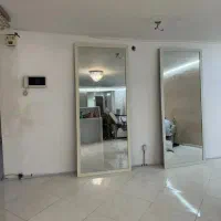 اینه مناسب ارایشگاه بدون موج. سرشورایستاده
