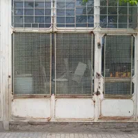 دوعدد درب مغازه‌