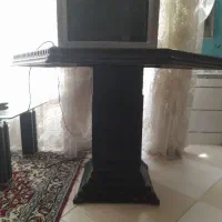 یک عدد میز غذا خوری
