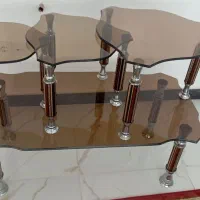 یک عدد میز شیشه‌ای و سه عدد عسلی