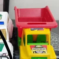ماشین اسباب بازی و کامیون اسباب بازی و ماشین