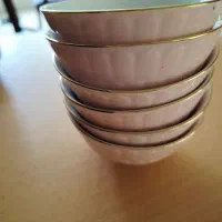 تعدادی پیاله، ظرف، فنجان