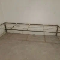 تخت آهنی و درب