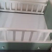 تخت کنار مادر
