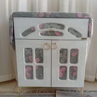 میز اتو‌‌ و چرخ خیاطی.