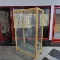 ویترین شیشه ای چوبی قفلدار