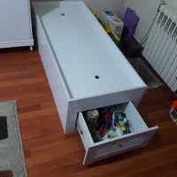 تخت خواب کودک و کمد لباس