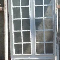 در آهنی قدیمی مناسب ورودی منزل