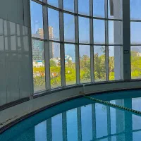 آموزش شنا و ورزش در آب در استخر و دریا کیش