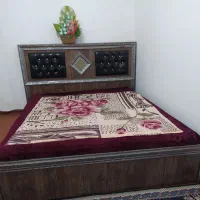 تخت خواب دونفره وساعت دیواری
