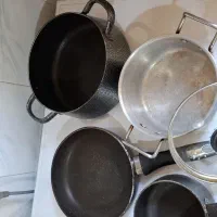 تعدادی قابلمه و ماهیتابه و شیر جوش
