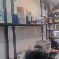 قفسه چوبی و میز پیشخوان