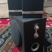 یک  اسپیکر کامپیوتر در حد نو کیفیت صدا و باس بالا