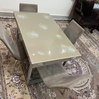 میز غذا خوری ۴ نفره در حد نو