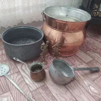 یک عدد گلدان مسی بزرگ قابلمه مسی کفگیر ملاقه مسی