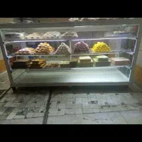 ویترین فروشگاه کیک و کلوچه