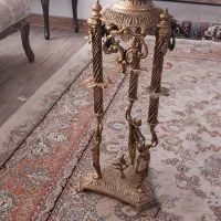 میوه خوری ایستاده کنار سالنی