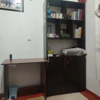 میز و کتابخانه