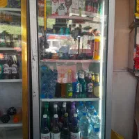 باسلام یخچال ایستاده