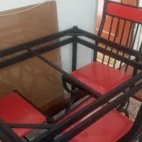 میز و ۴ عدد صندلی سالم نو