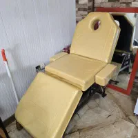 تخت سه تکه آرایشگاهی و ماساژ در حد نو  رنگ کرم ‌
