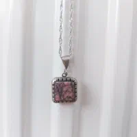 گردنبند نقره با سنگ طبیعی رودونیت