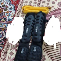 لباس تکواندو .  ساق‌بند و یک عدد کمر بند زرد رنگ