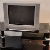 تلویزیون LG و میز شیشه‌ای