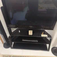 تلویزیون با میز و سینما خانگی
