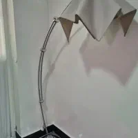 آباژور ایستاده
