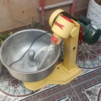 خمیر کن ۳۵ کیلو و تنور گلی در حد نو
