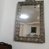 آینه و کنسول به همراه دو شمعدان فلزی نقره ای رنگ