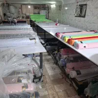 دستیار برشکار وردست برشکار پارچه پهن کن وسط کار