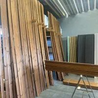 کارگر جوان جهت کار در چوب فروشی