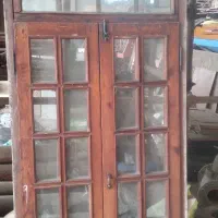 کمد دیواری و پنجره ی چوبی و قوطی آهنی.پارکت