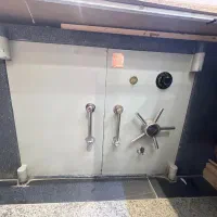 گاو صندوق زیر ویترینی طلا فروشی